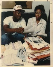 1994 Press Photo College Football Recruit Jerod Douglas & Mother Carol Sort Mail