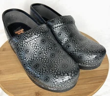 Dansko Pro XP Leather Clogs Sz EU 40 Black Silver Medallion Embossed Metallic