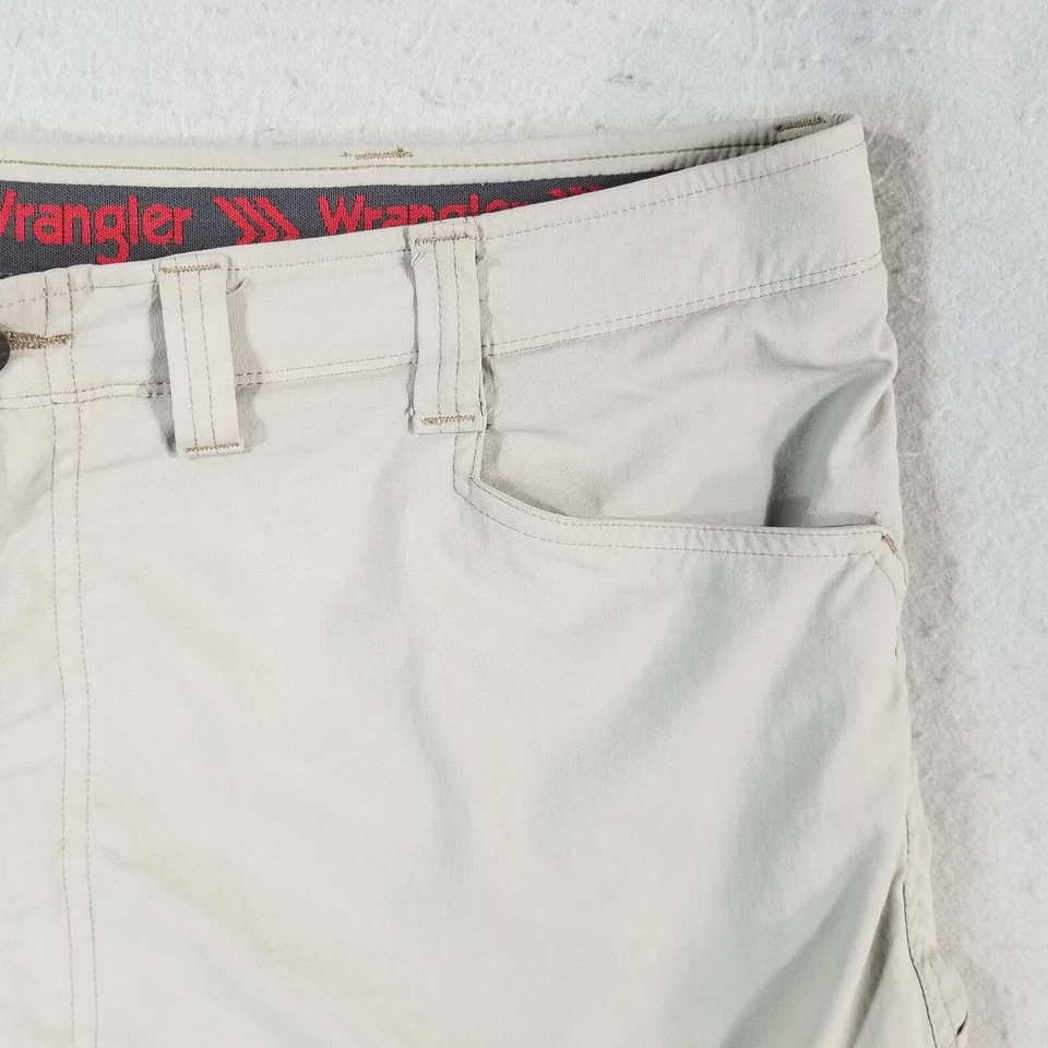 Wrangler outdoor cargo shorts men's 46x9 beige tech performance stretch flawed - Image 3 of 4