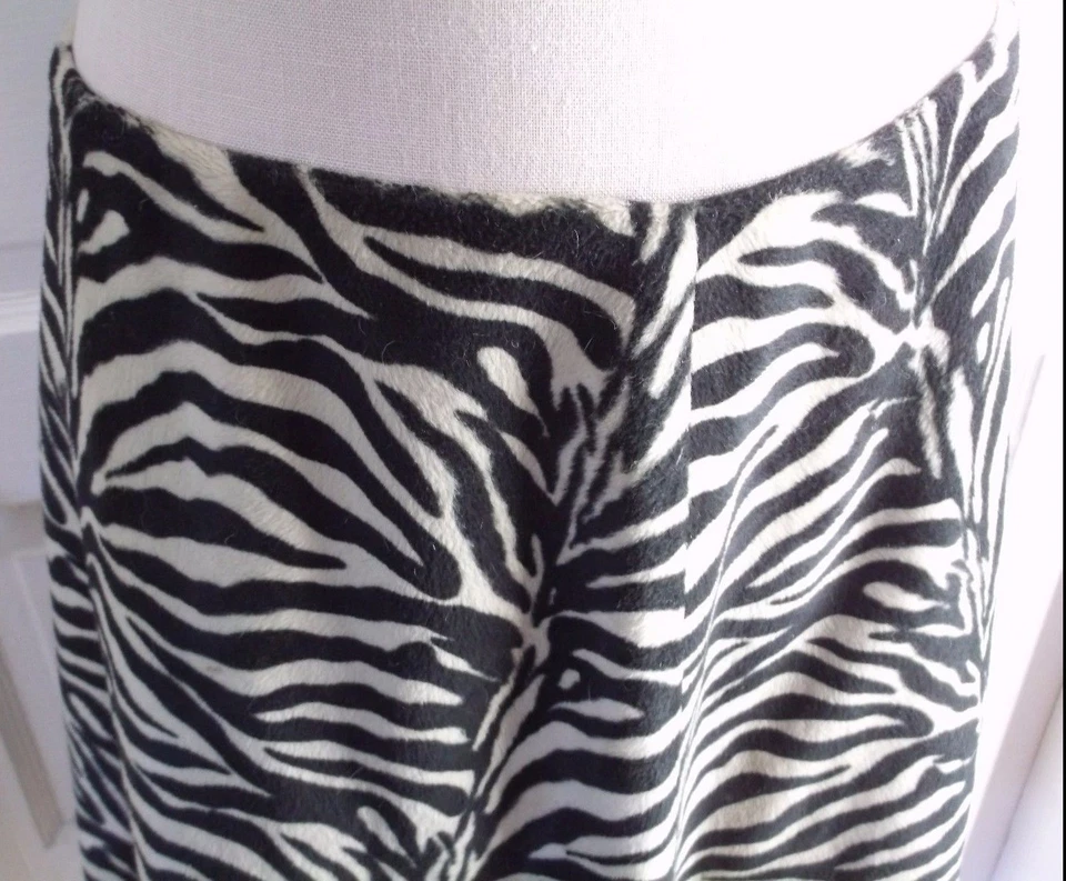 Falda oscilante Betsey Johnson New York estampado animal cebra piel sintética línea A para mujer 10 Foto 2 de 4