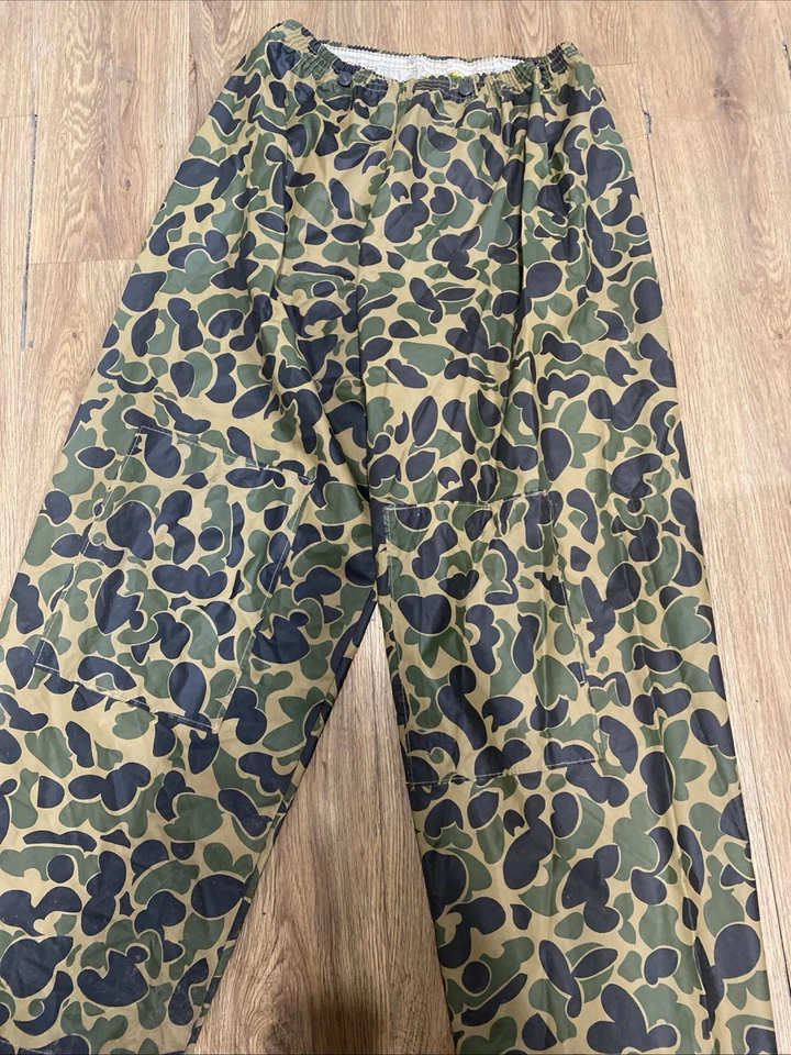 Calça camuflada masculina vintage anos 80 Duxbak caça peixe sobre chuva tamanho GG e bolsa camuflada Dukbak - Imagem 2 de 4
