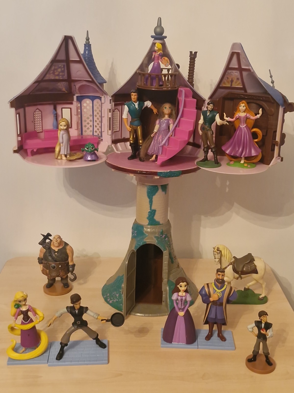Disney Tangled Rapunzel's Tower Castle Playset With 14 Figures King Queen Hook