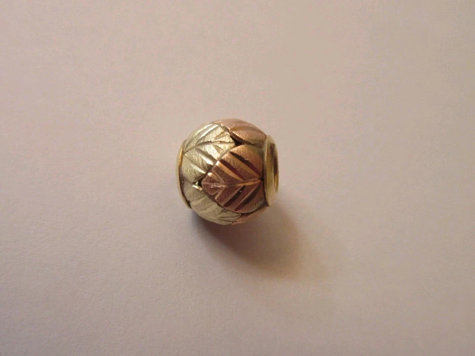 **Colgante de bola Black Hills dorado 10K HOJA ÚNICA CUENTA** Foto 3 de 4