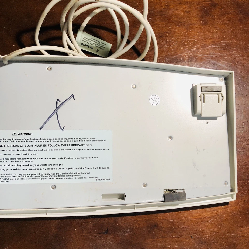 LOGITECH Deluxe 104 Keyboard Standard Wired Windows Spill-proof Model - Image 4 of 4