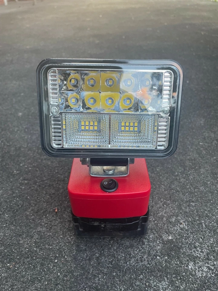 Luz de Trabajo 18V Li-ion Milwaukee, 2ª Gen, 26 LED, Protección Baja Tensión Foto 2 de 4