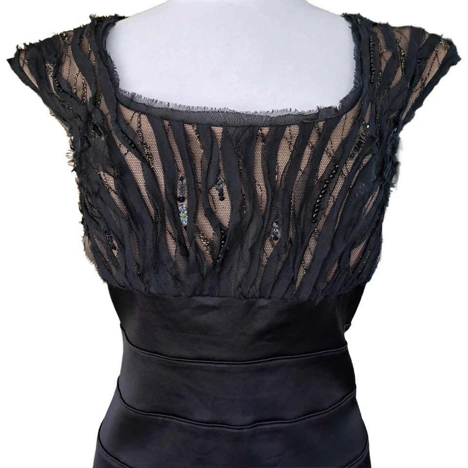 Vestido de Coquetel TADASHI SHOJI Preto Ilusão Corpete Bandagem Bainha de Cetim Tamanho 14 - Imagem 3 de 4