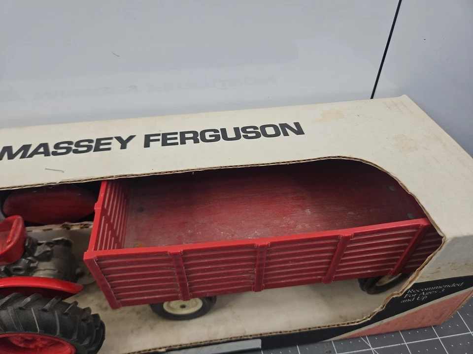 Vtg Massey-Ferguson 135 1/16 Scale Models-Country Classics -Toy Tractor & Wagon - Image 4 of 4