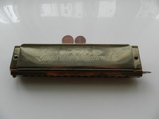 EINE VINTAGE LARRY ADLER PROFESSIONAL 16 CHROMATISCHE MUNDHARMONIKA, HERGESTELLT von HOHNER.