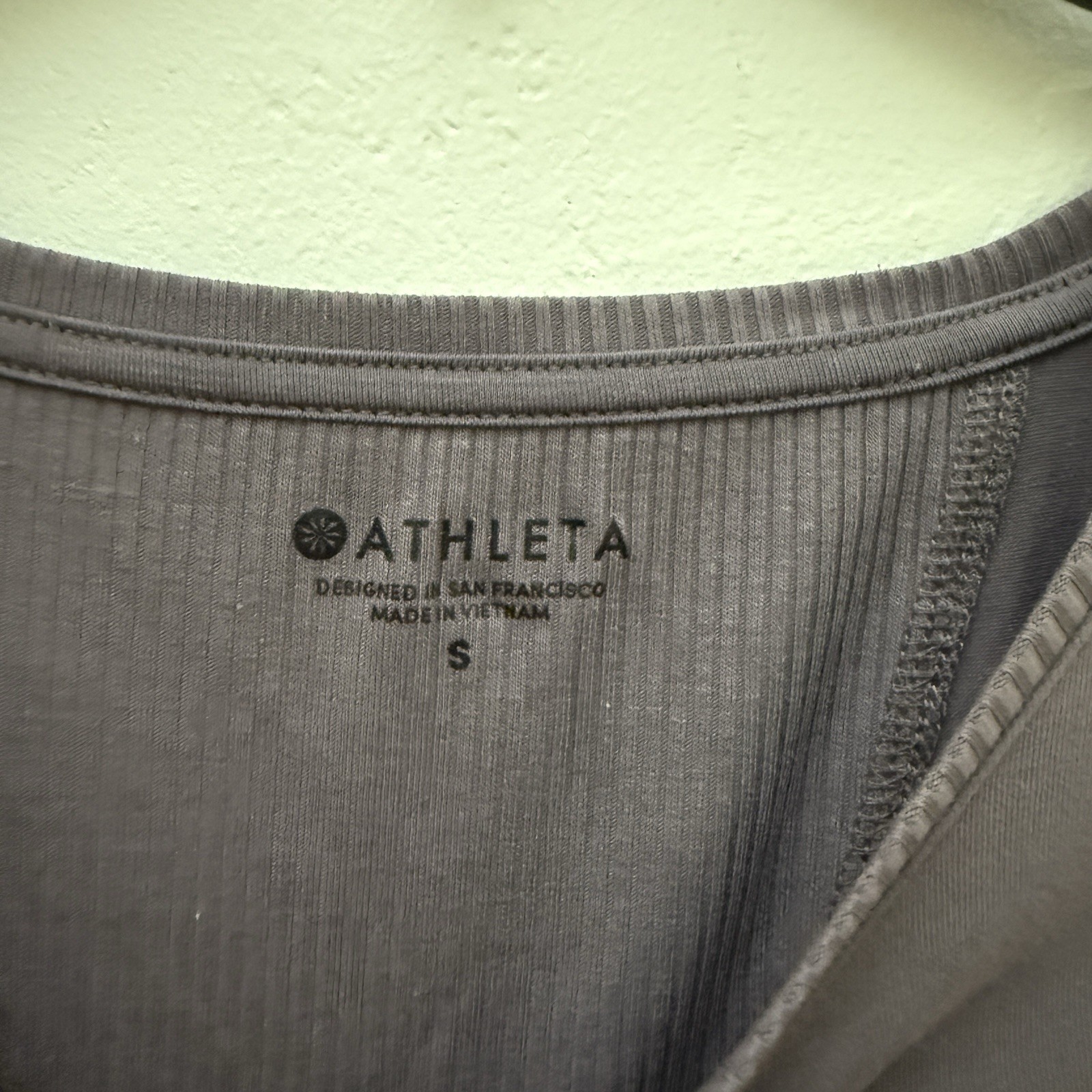 ATHLETA top small Dark Gray Athletic Split Back L… - image 6