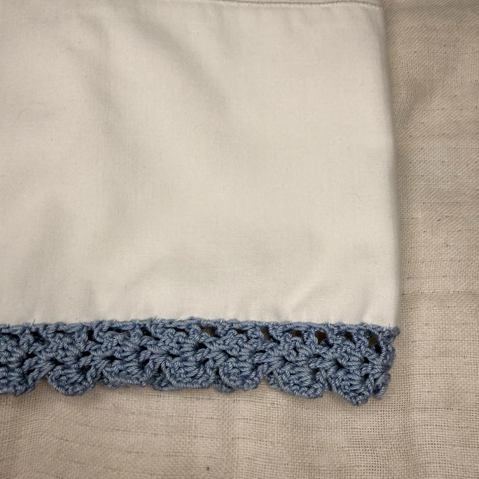 Hermoso Juego de Fundas de Almohada Bordadas y Ganchillo Azul Pájaros Amarillo Floral Foto 2 de 4