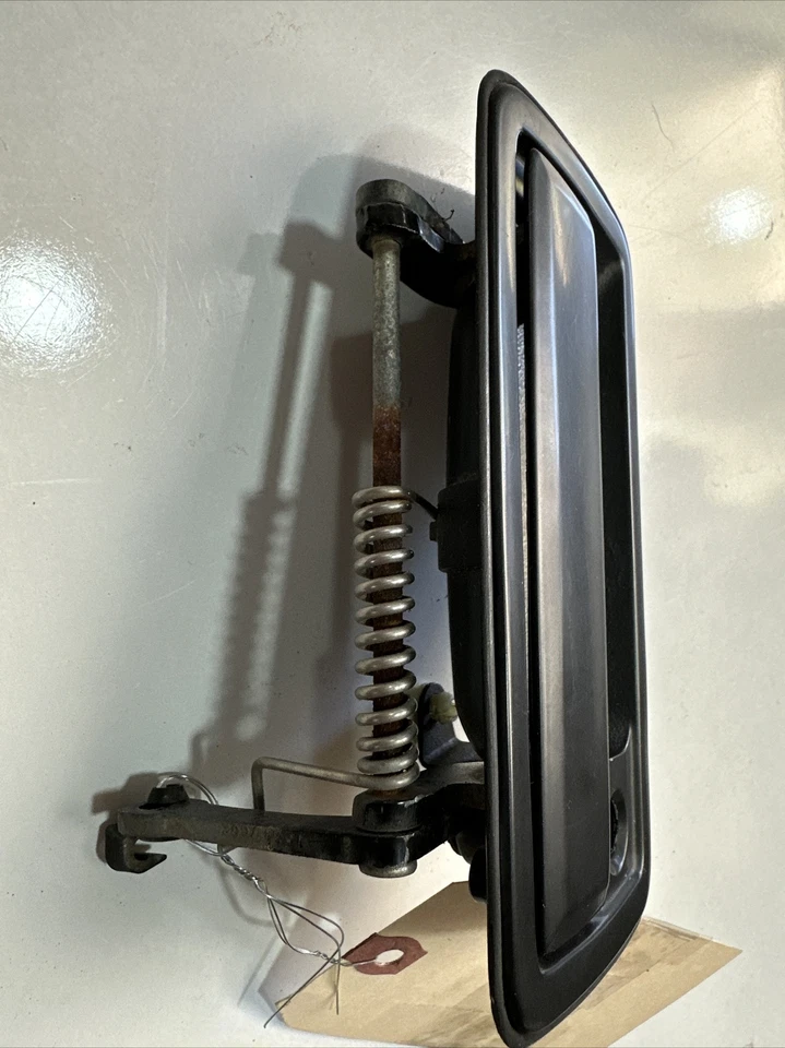 Manija de puerta exterior del lado del pasajero delantero GMC Jimmy 95-04. Negro. Usado OEM Foto 2 de 3