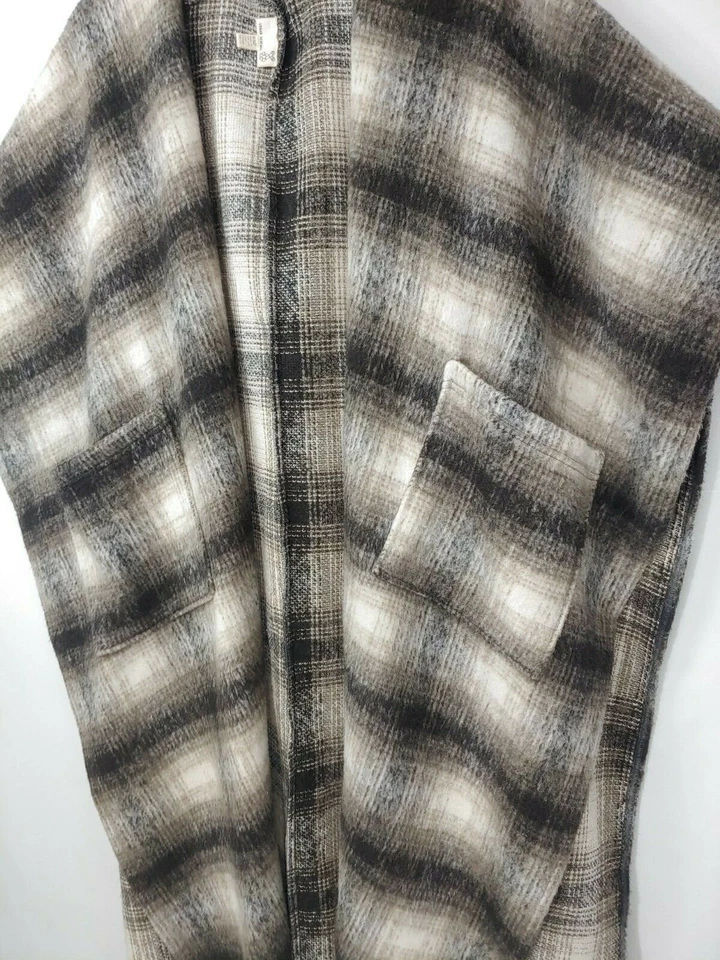 Urban Renewal Wool Poncho Shawl w/ Pockets White / Black / Gray Womans Sz O / S - Image 3 of 4