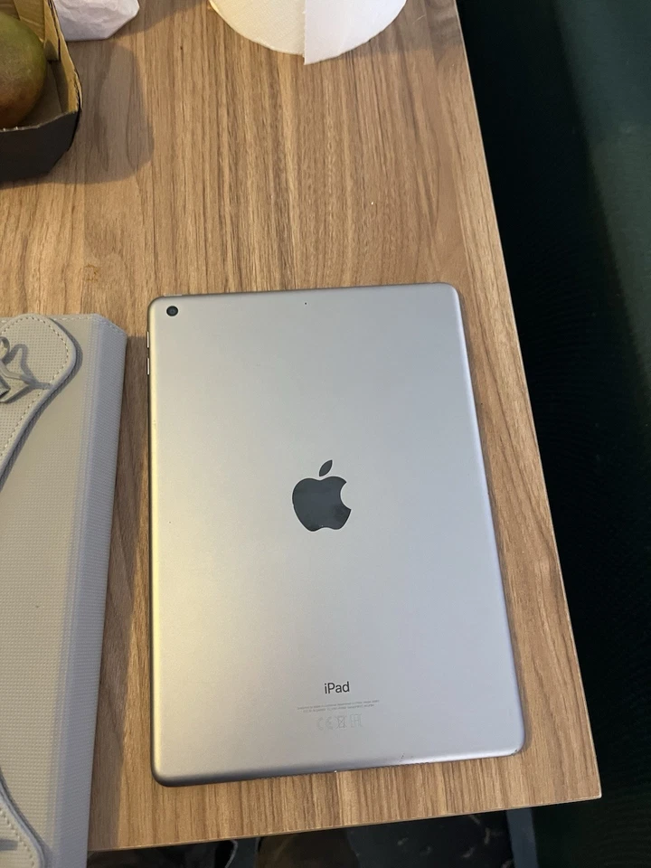 Apple iPad (6th generation) · 128GB · Wi-Fi, foto 2 de 5