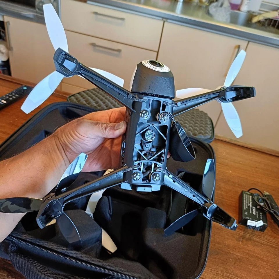 Parrot Bebop 2 Drone With 2 Batteries Case Fpv Hd Camera Lightweight Portable - Image 3 of 4