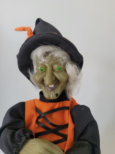 Figura animada de Halloween Gemmy Witch de colección acariciando gato negro 1996 con caja funciona - Imagen 5 de 17