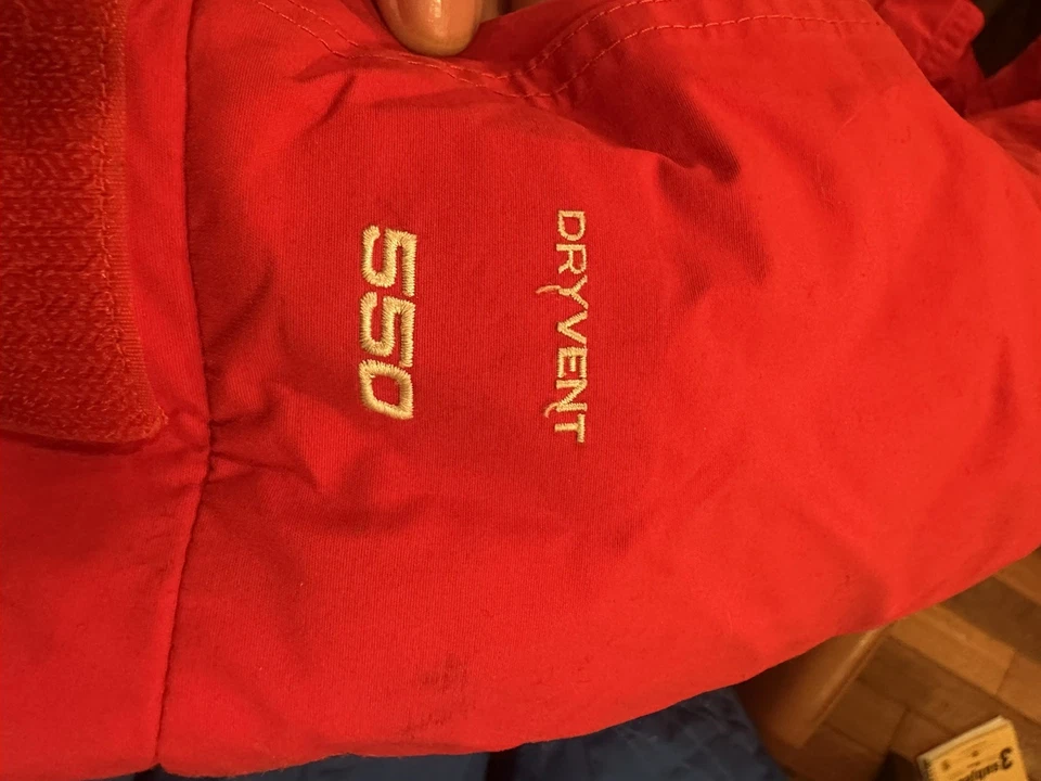 Chaqueta de invierno The North Face para niños talla grande (14-16), roja y negra Foto 3 de 4