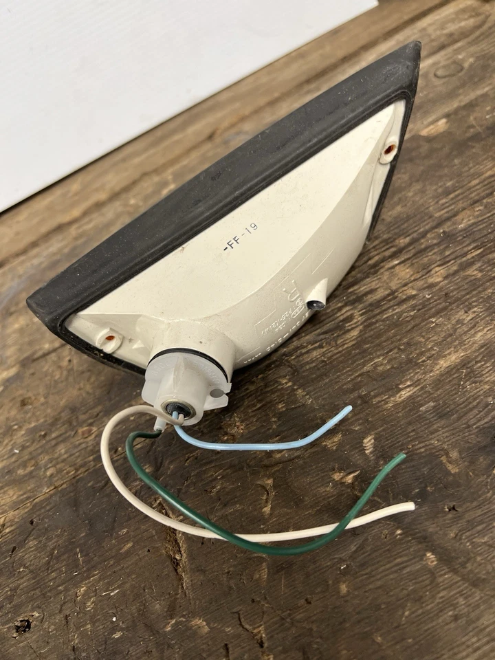 1982 年本田 GL1100 金翼整流罩右侧转向信号 — 第 3/4 张图片