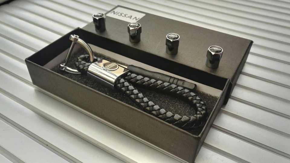 Nissan Lujo Cuero Llavero Llavero Caja de Regalo Foto 4 de 4