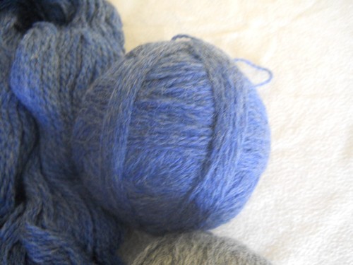 ONE SKEIN AND TWO BALLS OF UNBRANDED WOOL 438 GRAMS APPROX - Picture 4 of 5