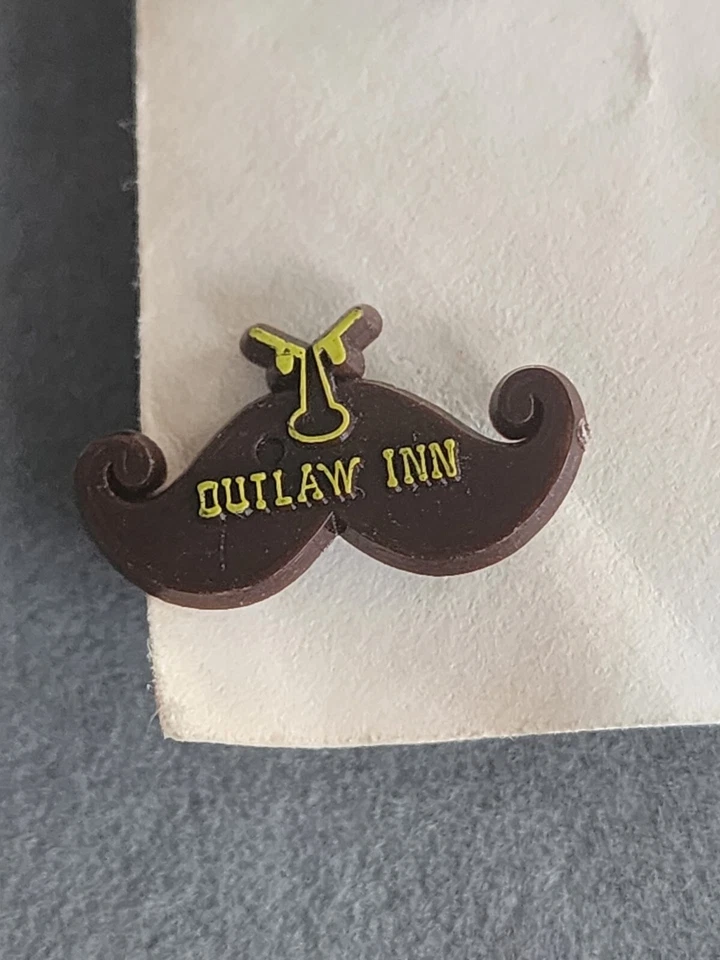 De colección OUTLAW INN Bigote Solapa Prendedor Sombrero Pin Tie Tack Botón ¡ENVÍO GRATUITO DE $!! Foto 2 de 4