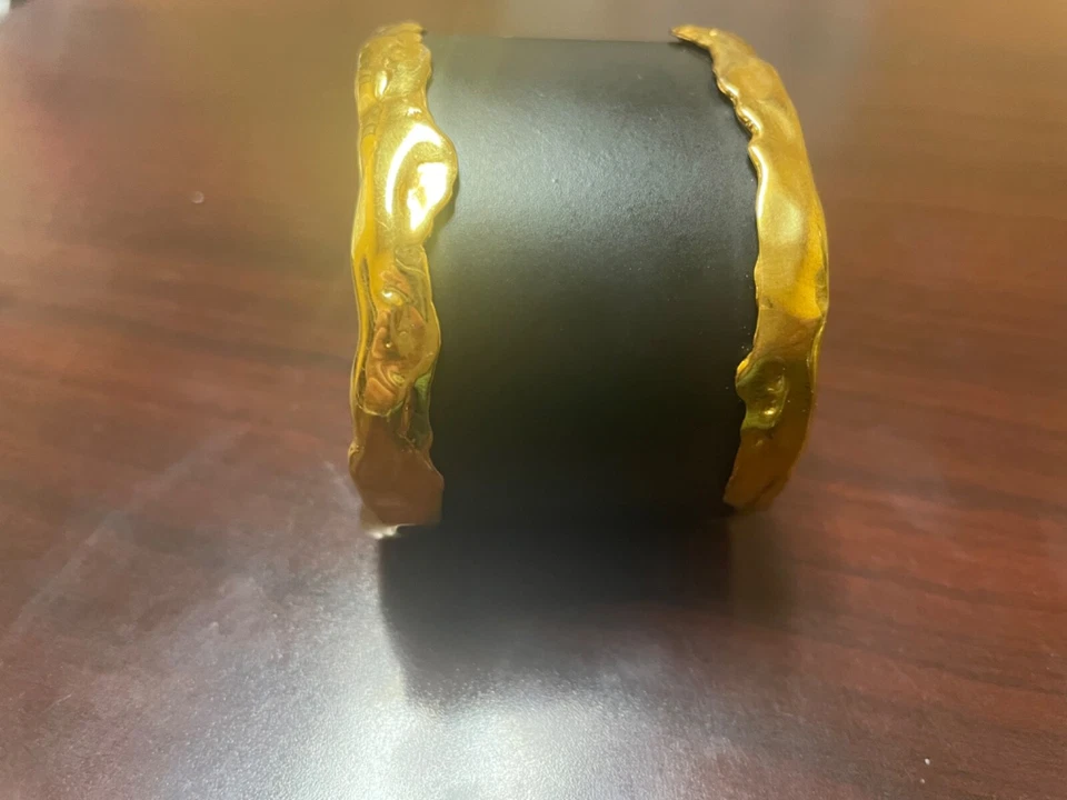 Puño grueso fundido negro y dorado mate Alexis Bittar