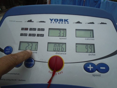YORK FITNESS INSPIRATION TREADMILL ( 1 X RIGHT SIDE END CAP FOR SALE ONLY ) KEQA - Picture 2 of 12