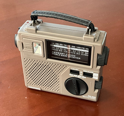 Grundig FR-200 Emergency Short Wave AM FM Radio Hand Crank World Band Receiver