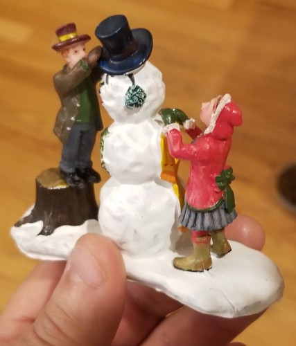 LEMAX VILLAGE ACCESSORY FIGURINE~DRESSING MR SNOWMAN~2009~117882 D28 CHRISTMAS - Picture 5 of 9