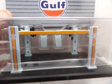 GULF FOUR POST CAR LIFT    2022 GREENLIGHT FOUR-POST LIFTS SERIES   1:64