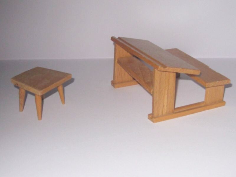 VINTAGE 2 alte Schulbänke DDR für Puppenhaus, -Schule Teile Klassenzimmer