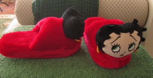 NEW BETTY BOOP PLUSH SLIP ON SLIPPERS LADIES SIZE SMALL 5-6 - Picture 3 of 5