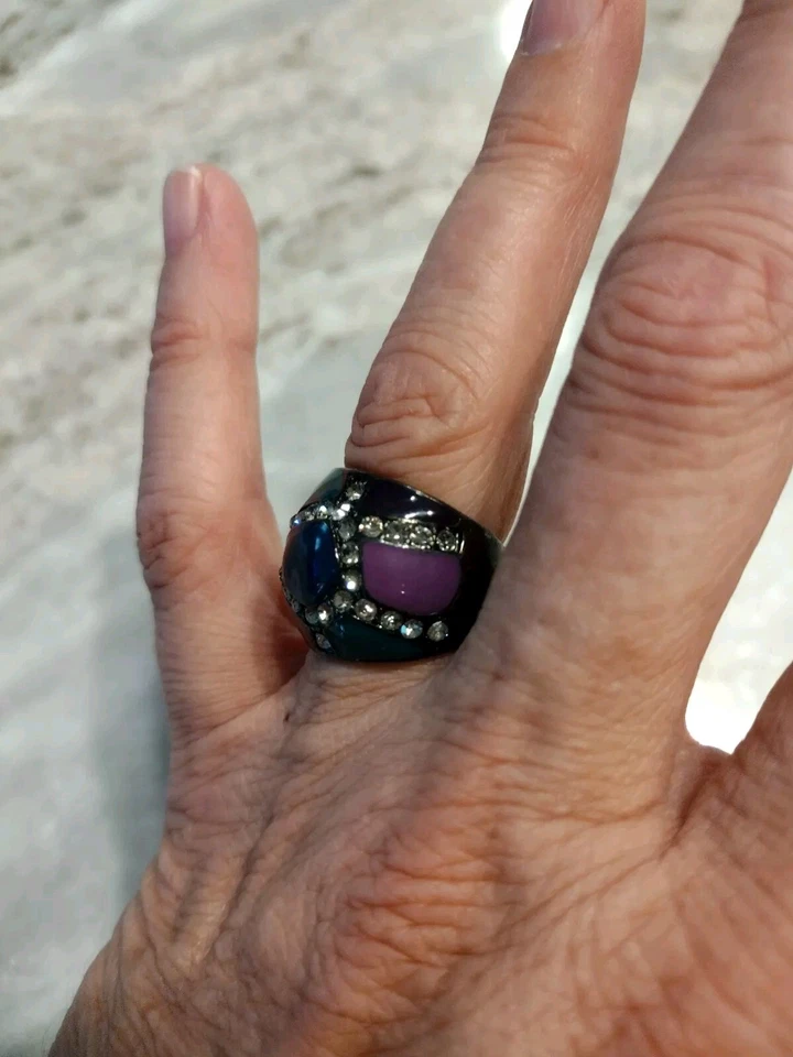 Precioso anillo gris carbón con esmalte bloqueado de color separado por pedrería Foto 2 de 4