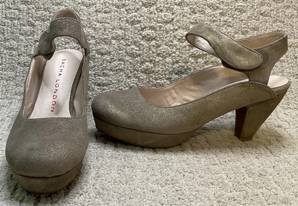 Bombas Vesta Sasha London de metal dorado CAJA 9,5 correa para el tobillo plataforma precio de venta sugerido por el fabricante 200 USD Foto 2 de 4