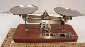 Ancienne balance d'atelier Eastman Kodak et jeu de poids en laiton, fabriqué en