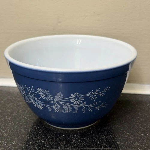 Vintage Pyrex #401 Colonial Mist Blue White Daisies Mixing Bowl