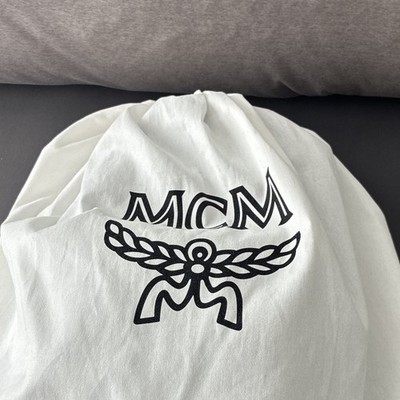 MCM Leder Rucksack Schwarz Logo-Print Nieten Reißverschluss Staubbeutel