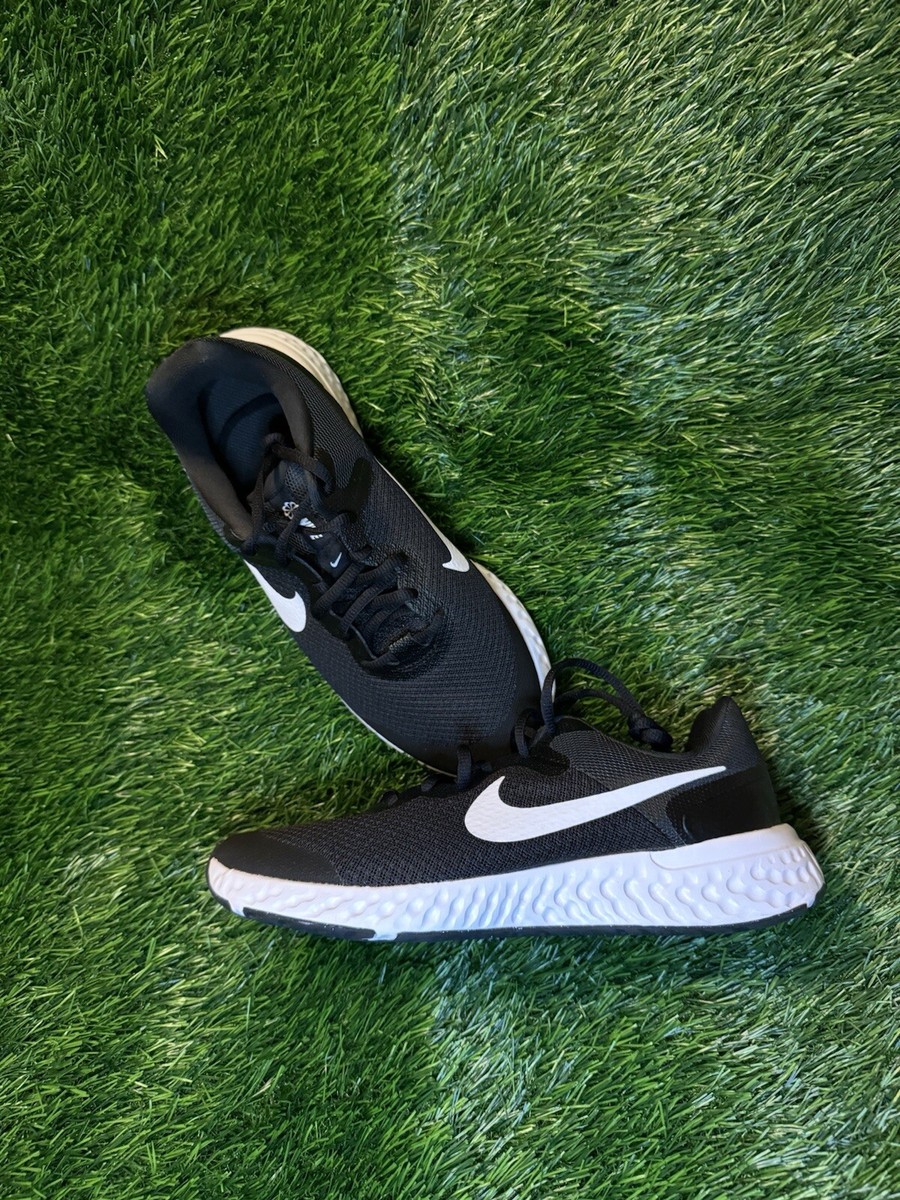 nike revolution 5 women's running shoes on feet