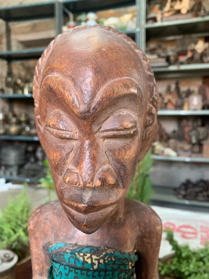 Antigua estatua de hombre africano sentado de madera hecha a mano de 1800 15" Foto 3 de 4