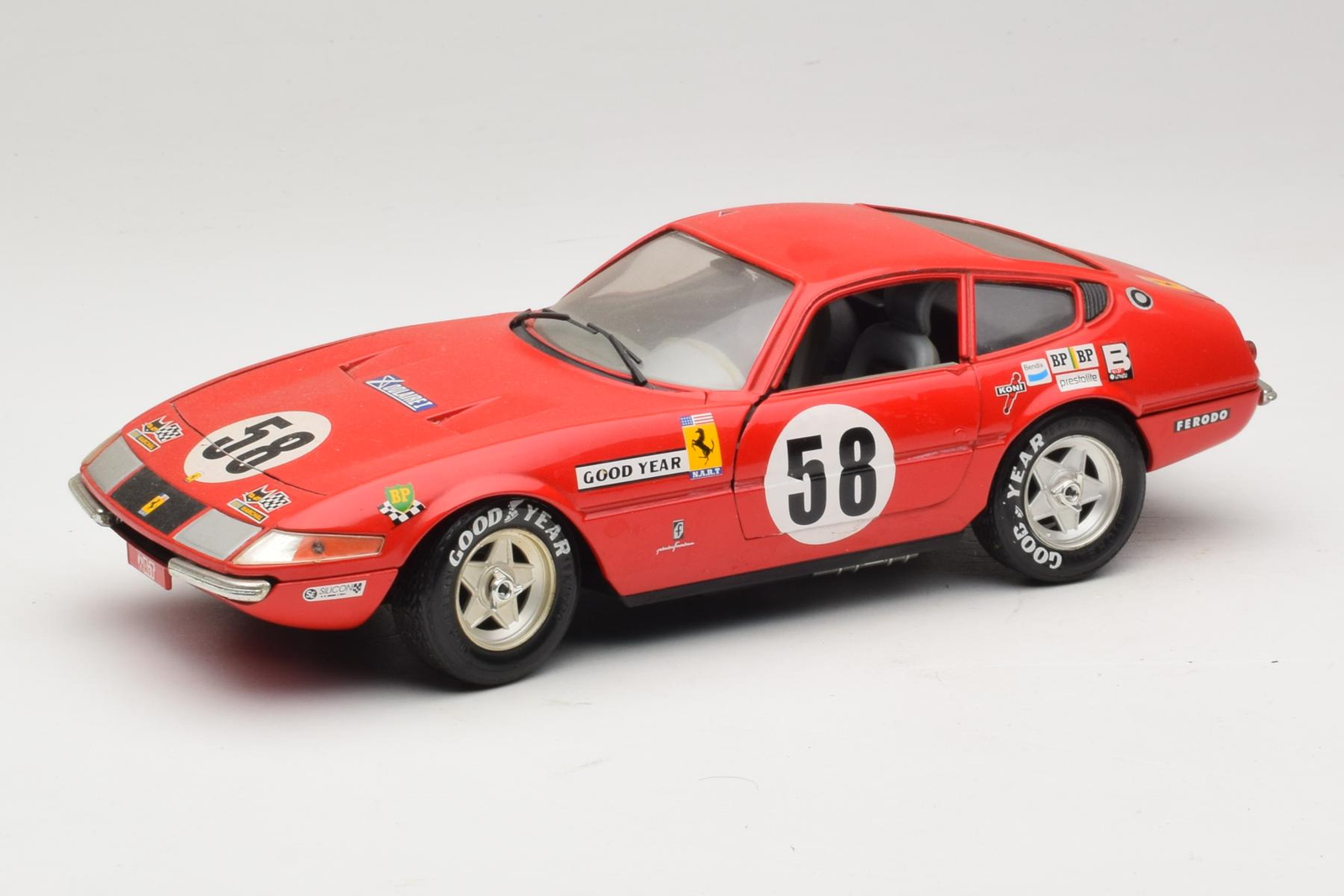 40011 Ferrari 365 GTB/4 Daytona Berlina n58 Red Techno Giodi 1/18