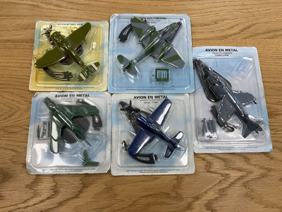 Un lot de 5 avions miniatures en métal incomplets au 1/150e