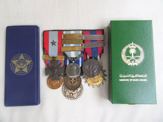 BEL ENSEMBLE DE MEDAILLES D'UN LEGIONNAIRE DONT ECRINS GUERRE DU GOLFE