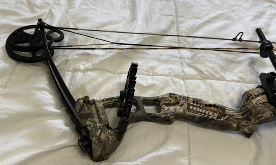Barnett Vortex youth Mossy Oak Compound RH Bow BAR1105MO Draw 45lb Clean $229 - Image 4 of 4