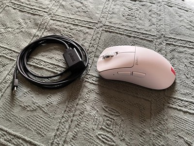 Pulsar Xlite v3 eS Medium Gaming Mouse Weiß