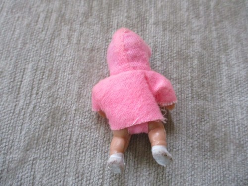 BAMBOLA VINTAGE 2,5 pollici in miniatura rosa con guscio noce originale Hong Kong - Foto 3 di 13
