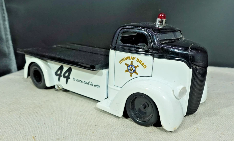 Jada Toys 1947 Ford COE 1/24 - Imagem 2 de 4