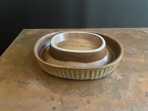 Jabonera artesanal de cerámica terrosa marrón neutra boho de mediados de siglo para baratija y cuchara reposapiés - Imagen 5 de 5