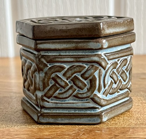 Tyn Llan Wales Welsh Celtic Studio Pottery Lidded Pot Brown Blue Rustic Hexagon - 第 2/16 張圖片