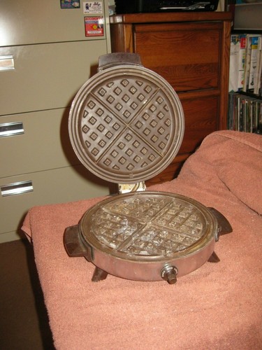 Toastmaster Round Classic Waffle Maker W252A Vtg Mid Century MCM Bakelite Chrome - Picture 1 of 3