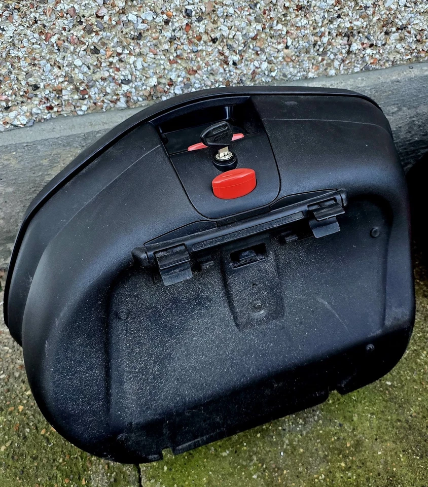 GIVI V35 SIDE CASES BLACK BRAND SIDE PANNIERS (PAIR) GIVI V35N - Image 4 of 4