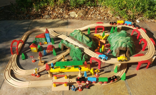 Juego de tren de madera Little Tree Mountain 2004 de colección 107 piezas vagones con motor Brio + - Imagen 12 de 24